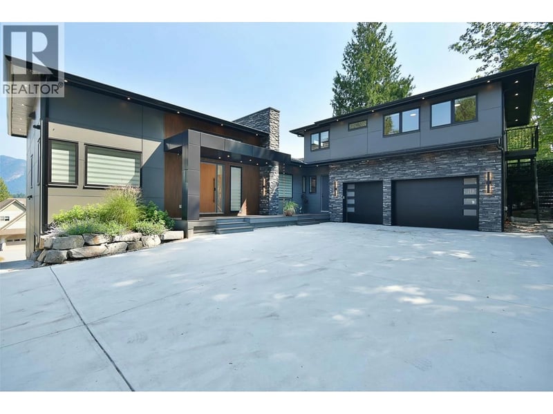 6555 GALE Avenue, Sechelt, British Columbia, V7Z0L1, Sechelt, British Columbia — photo 1 of 5