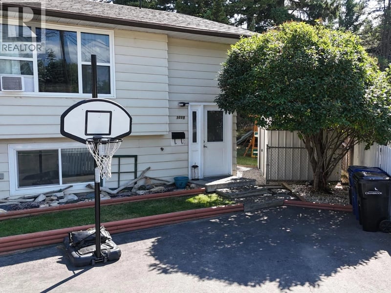 1018 12th Avenue South, Cranbrook, British Columbia, V1C5A1, Cranbrook, British Columbia — photo 1 of 5
