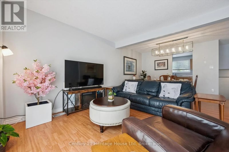 #15 201 Silvercreek Parkway North, Guelph (Junction/Onward Willow), Ontario, N1H3T4, Guelph (Junction/Onward Willow), Ontario — photo 1 of 5