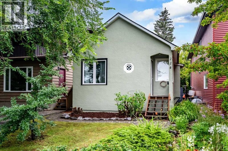 224 30 Avenue Northeast, Calgary, Alberta, T2E2C9, Calgary, Alberta — photo 1 of 5