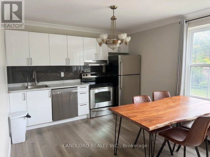 #5 92 Trethewey Drive, Toronto (Beechborough-Greenbrook), Ontario, M6M4B4, Toronto (Beechborough-Greenbrook), Ontario — photo 1 of 5