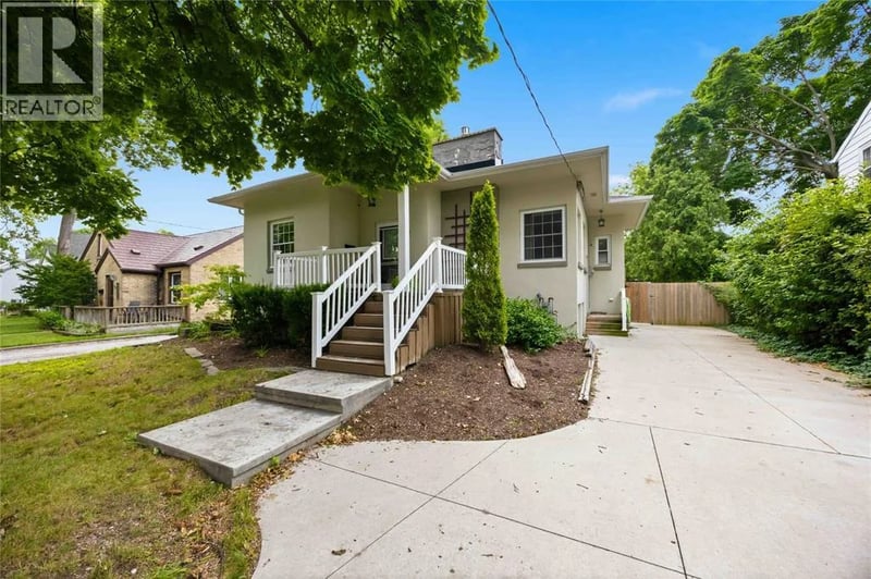 751 ROSS Avenue, Sarnia, Ontario, N7T1K4, Sarnia, Ontario — photo 1 of 5