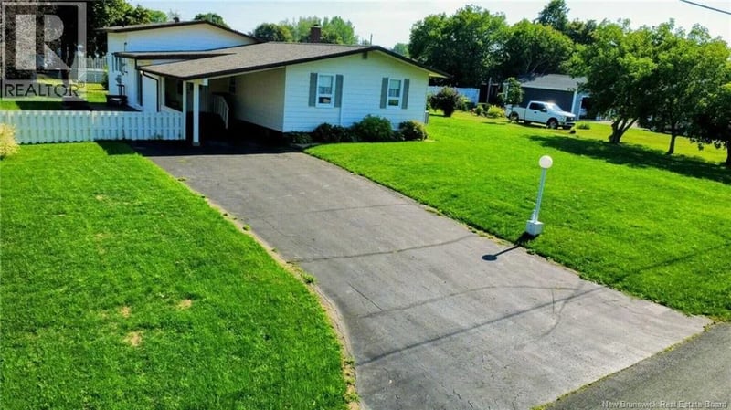 264 Rue Allard Street, Caraquet, New Brunswick, E1W1A6, Caraquet, New Brunswick — photo 1 of 5