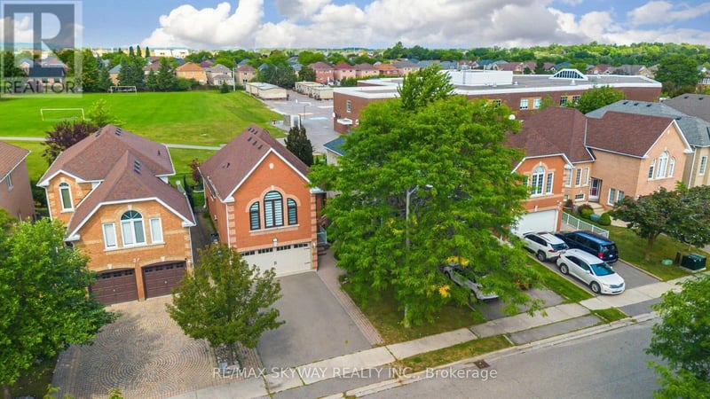 25 Woodcreek Drive, Brampton (Snelgrove), Ontario, L6Z4V5, Brampton (Snelgrove), Ontario — photo 1 of 5