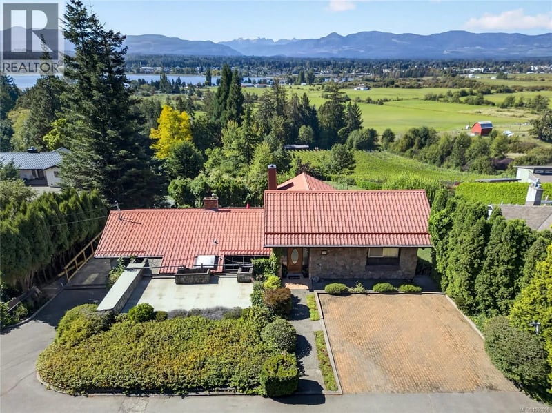 2911 Back Road, Courtenay, British Columbia, V9N9G9, Courtenay, British Columbia — photo 1 of 5