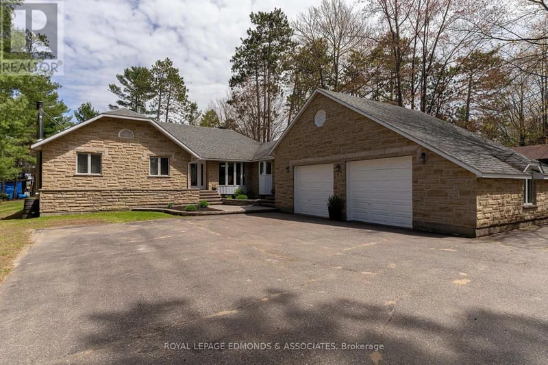 39 Selley Street, Petawawa, Ontario, K8H3G9, Petawawa, Ontario — photo 1 of 5