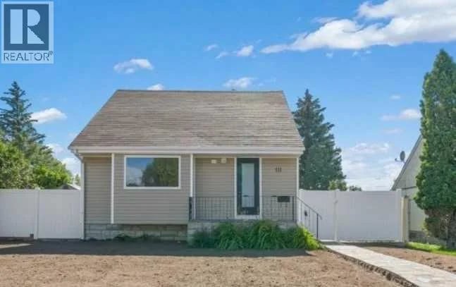 111 10 Street Southwest, Medicine Hat, Alberta, T1A4R1, Medicine Hat, Alberta — photo 1 of 5