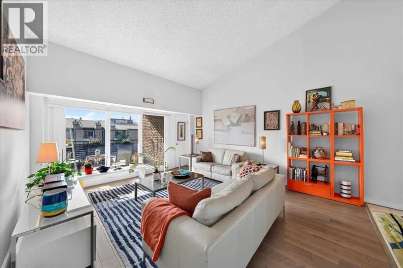 202 Braeglen Close Southwest, Calgary, Alberta, T2W2B1, Calgary, Alberta — photo 1 of 5