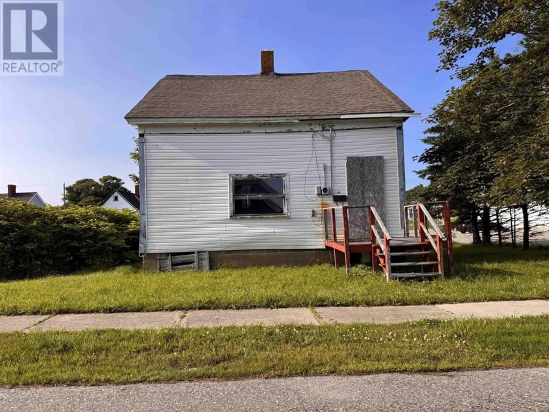 12 Butler Street, Yarmouth, Nova Scotia, B5A3Y8, Yarmouth, Nova Scotia — photo 1 of 5