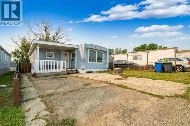 17 De Havilland Boulevard Southwest, Medicine Hat, Alberta, T1A7Y6, Medicine Hat, Alberta — photo 1 of 5