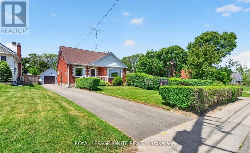 #Main 820 Simcoe Street North, Oshawa (Centennial), Ontario, L1G4V8, Oshawa (Centennial), Ontario — photo 1 of 5