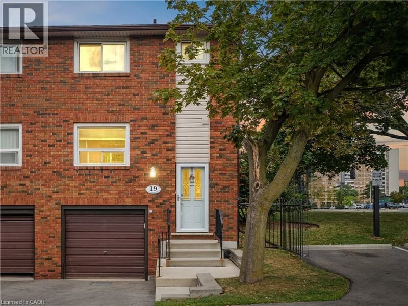 #19 90 MAGNOLIA Drive, Hamilton, Ontario, L9C6R9, Hamilton, Ontario — photo 1 of 5