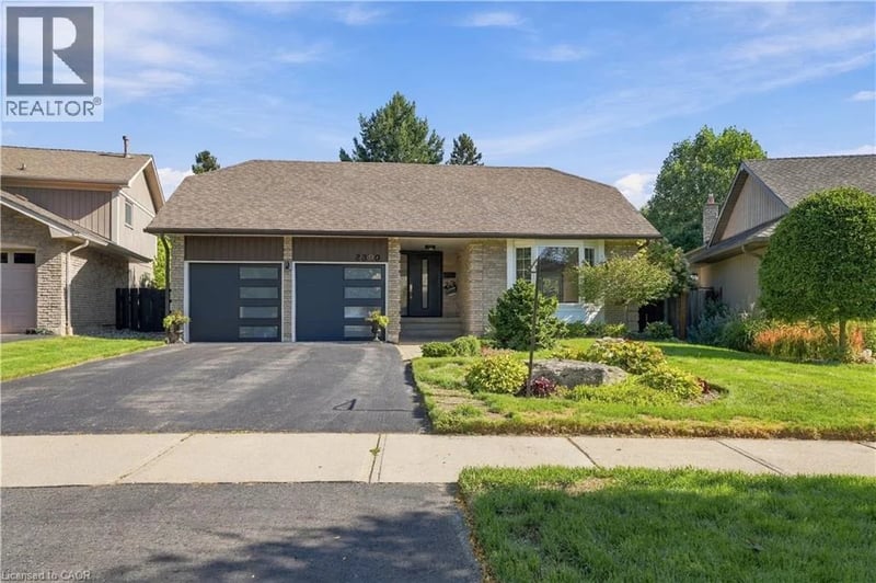 2390 SINCLAIR Circle, Burlington, Ontario, L7P3C3, Burlington, Ontario — photo 1 of 5