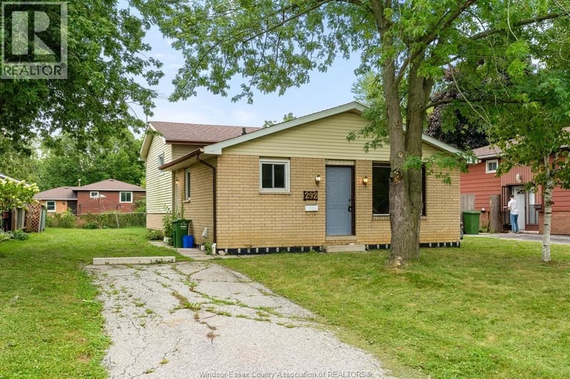 292 KELLY ST, Essex, Ontario, N8M1V3, Essex, Ontario — photo 1 of 5