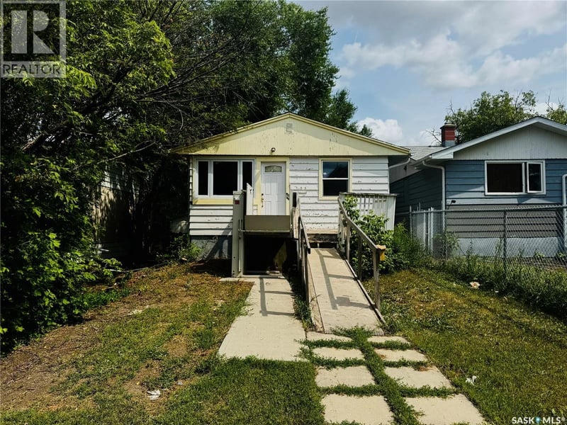 755 Cameron STREET, Regina, Saskatchewan, S4T2S5, Regina, Saskatchewan — photo 1 of 5