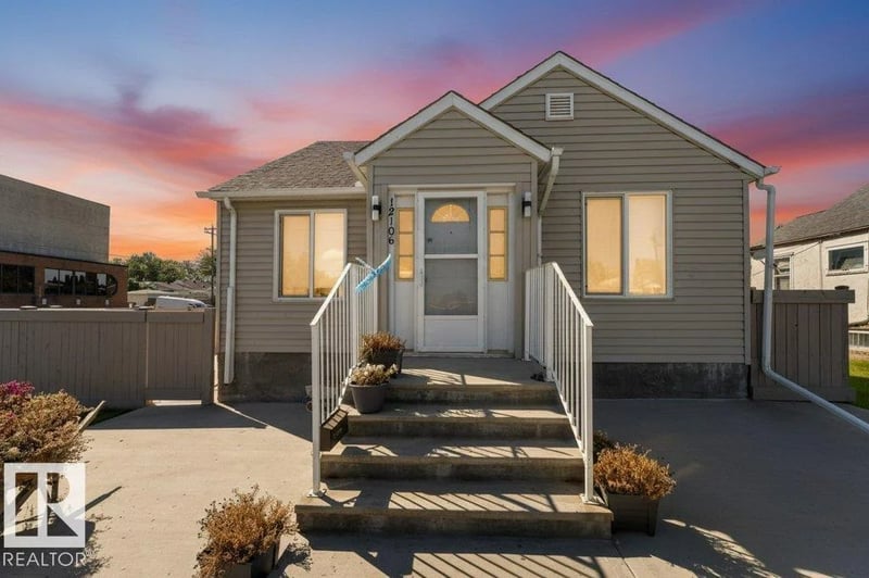 12106 77 ST NW, Edmonton, Alberta, T5B2G8, Edmonton, Alberta — photo 1 of 5