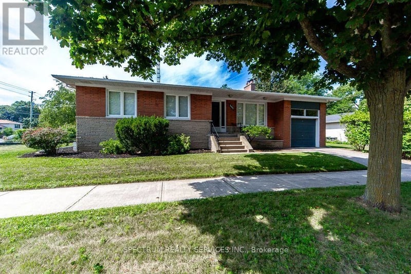 131 West Deane Park Drive, Toronto (Eringate-Centennial-West Deane), Ontario, M9B2S6, Toronto (Eringate-Centennial-West Deane), Ontario — photo 1 of 5