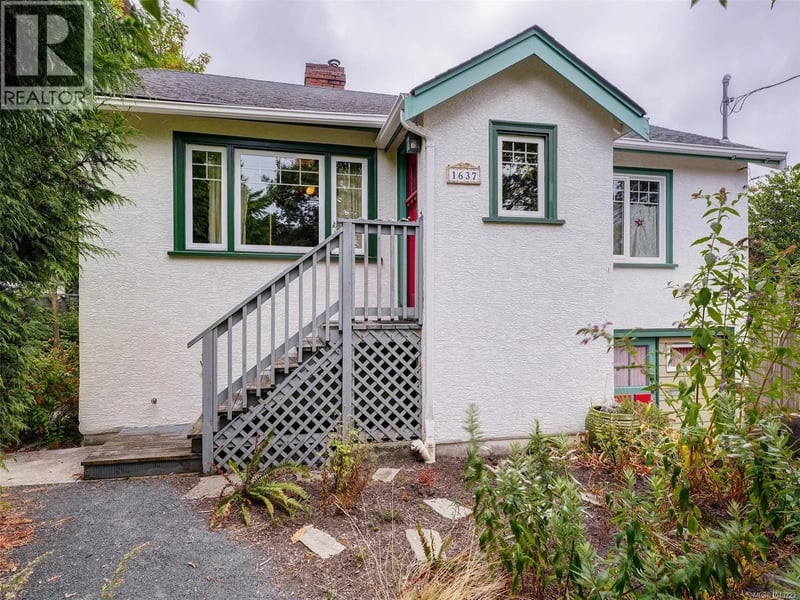 1637 McRae Avenue, Saanich, British Columbia, V8P1H2, Saanich, British Columbia — photo 1 of 5