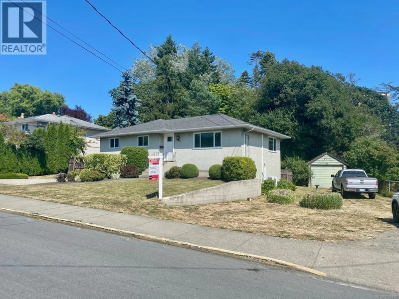 883 Lampson Street, Esquimalt, British Columbia, V9A6B6, Esquimalt, British Columbia — photo 1 of 5
