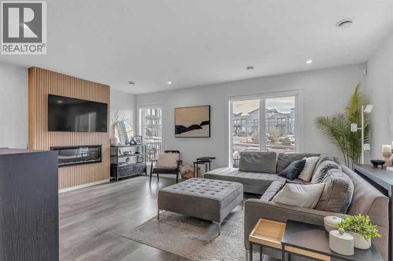 260 Rowley Way Northwest, Calgary, Alberta, T3L0H5, Calgary, Alberta — photo 1 of 5