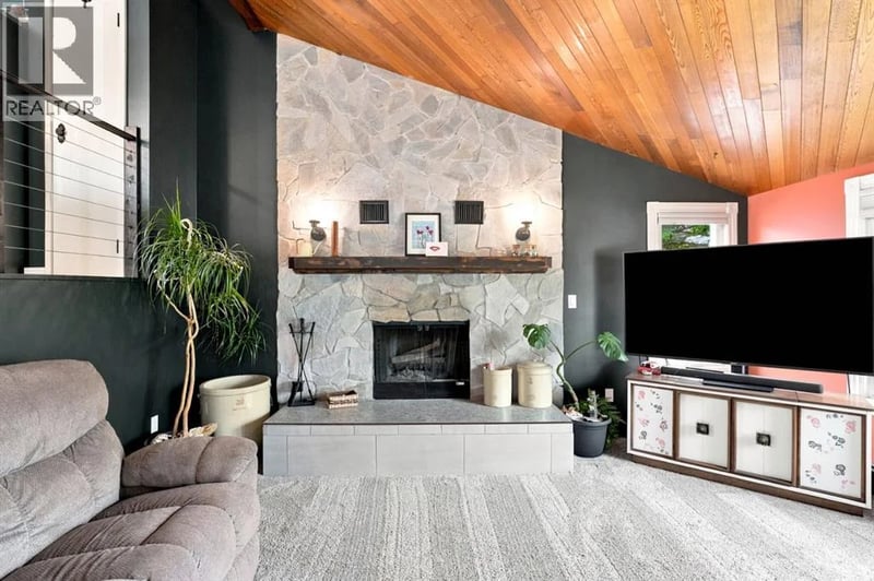 218 8 Avenue Northeast, Sundre, Alberta, T0M1X0, Sundre, Alberta — photo 1 of 5