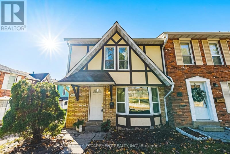 #4 2220 UPPER MIDDLE Road, Burlington (Brant Hills), Ontario, L7P3P4, Burlington (Brant Hills), Ontario — photo 1 of 5