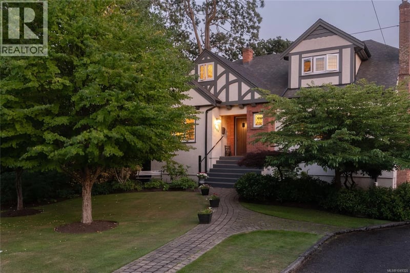 2125 Central Avenue, Oak Bay, British Columbia, V8S2R4, Oak Bay, British Columbia — photo 1 of 5