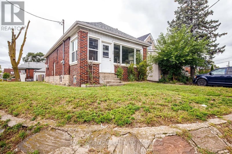 758 Jane Street, Toronto (Rockcliffe-Smythe), Ontario, M6N4B9, Toronto (Rockcliffe-Smythe), Ontario — photo 1 of 5
