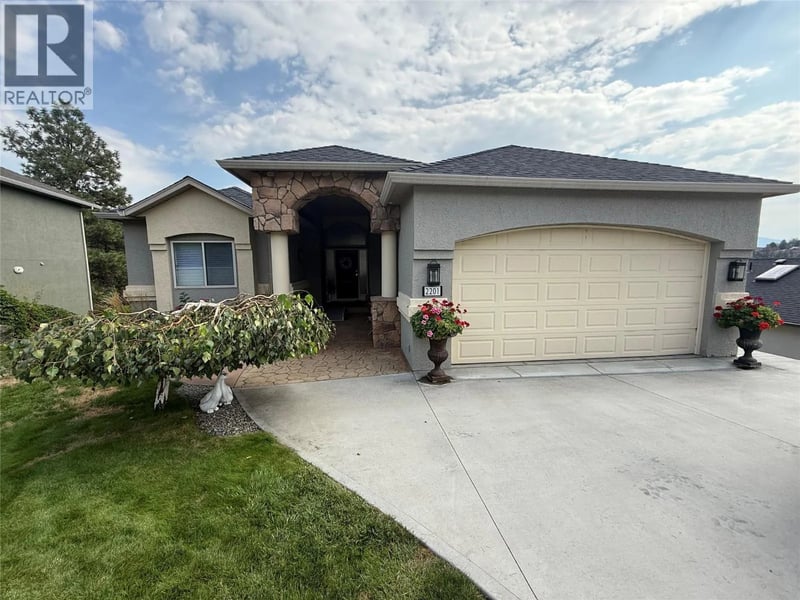 2201 Lillooet Crescent, Kelowna, British Columbia, V1V1W3, Kelowna, British Columbia — photo 1 of 5