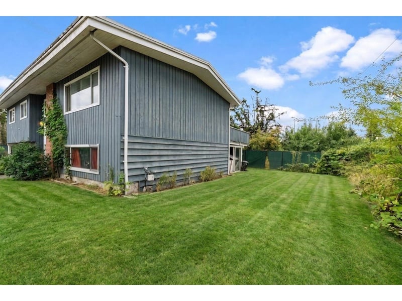 14042 110 Avenue, Surrey, British Columbia, V3R1Z2, Surrey, British Columbia — photo 1 of 5