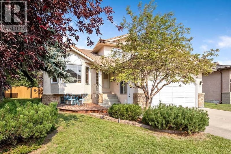 208 Hawkview Manor Place Northwest, Calgary, Alberta, T3G2Z6, Calgary, Alberta — photo 1 of 5