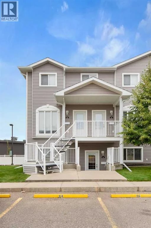 94 Somerset Lane Southeast, Medicine Hat, Alberta, T1B0E8, Medicine Hat, Alberta — photo 1 of 5