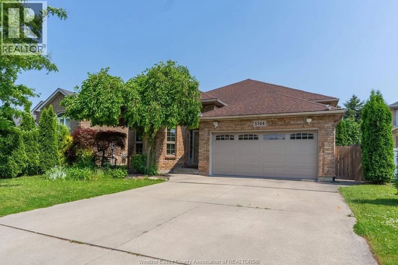 1544 IMPERIAL Crescent, Windsor, Ontario, N9G2T8, Windsor, Ontario — photo 1 of 5