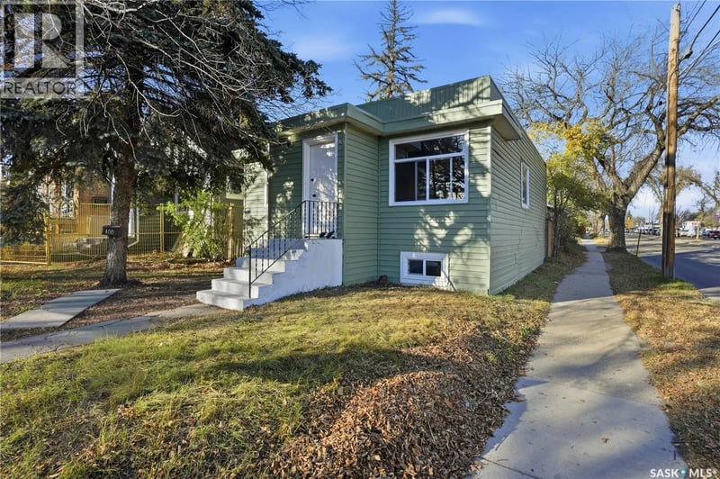 100 32nd STREET W, Saskatoon, Saskatchewan, S7L0S1, Saskatoon, Saskatchewan — photo 1 of 5