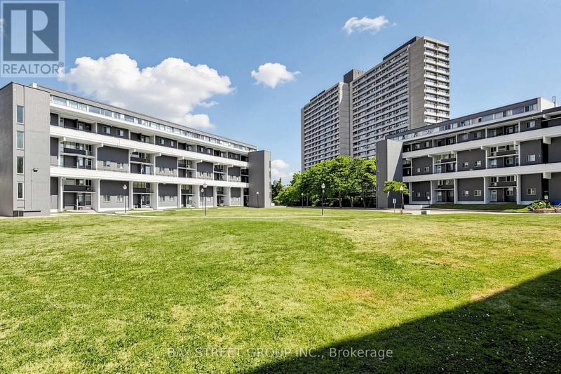#302 55 Sunny Glenway, Toronto (Flemingdon Park), Ontario, M3C2Z5, Toronto (Flemingdon Park), Ontario — photo 1 of 5