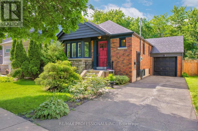 146 Government Road, Toronto (Kingsway South), Ontario, M8X1W5, Toronto (Kingsway South), Ontario — photo 1 of 5