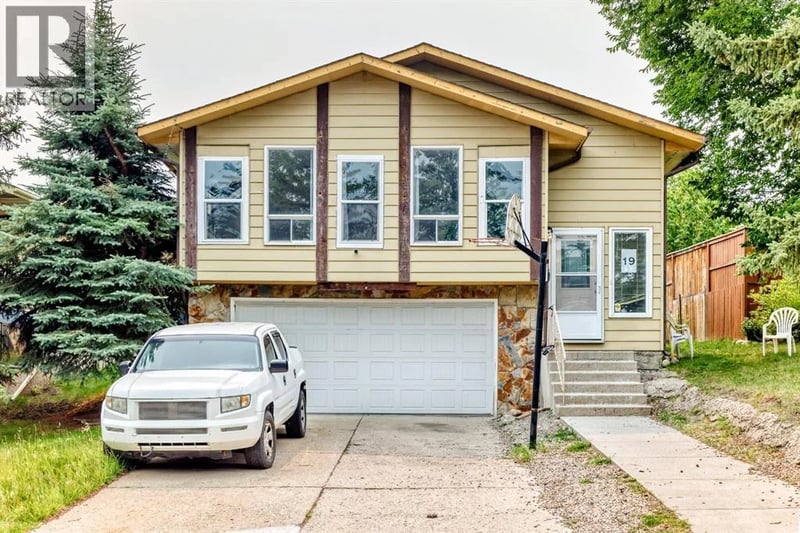 19 Berwick Crescent Northwest, Calgary, Alberta, T3K1P7, Calgary, Alberta — photo 1 of 5
