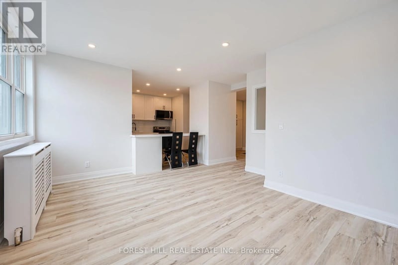 #2 7725 Yonge Street, Markham (Thornhill), Ontario, L3T2C4, Markham (Thornhill), Ontario — photo 1 of 5