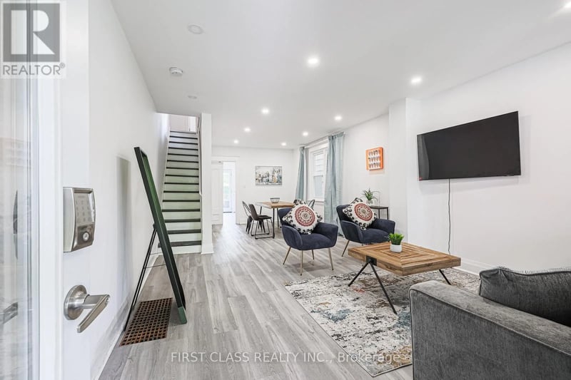 53 Aldridge Avenue, Toronto (Woodbine Corridor), Ontario, M4C3W3, Toronto (Woodbine Corridor), Ontario — photo 1 of 5