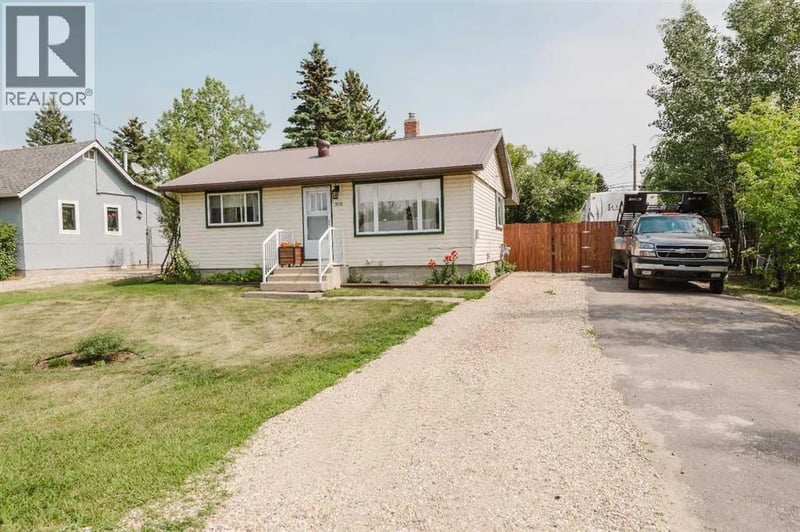 908 6 Avenue, Beaverlodge, Alberta, T0H0C0, Beaverlodge, Alberta — photo 1 of 5