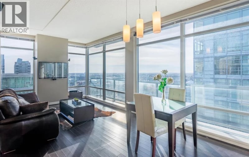 215 13 Avenue Southwest, Calgary, Alberta, T2R0V6, Calgary, Alberta — photo 1 of 5