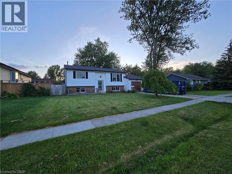 697 FERNDALE Avenue, Fort Erie, Ontario, L2A5C7, Fort Erie, Ontario — photo 1 of 5