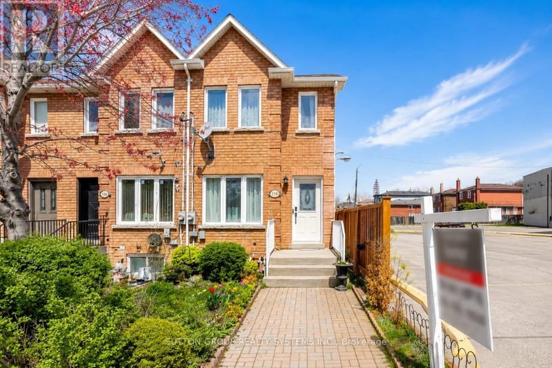 2138 Eglinton Avenue West, Toronto (Briar Hill-Belgravia), Ontario, M6E2K8, Toronto (Briar Hill-Belgravia), Ontario — photo 1 of 5