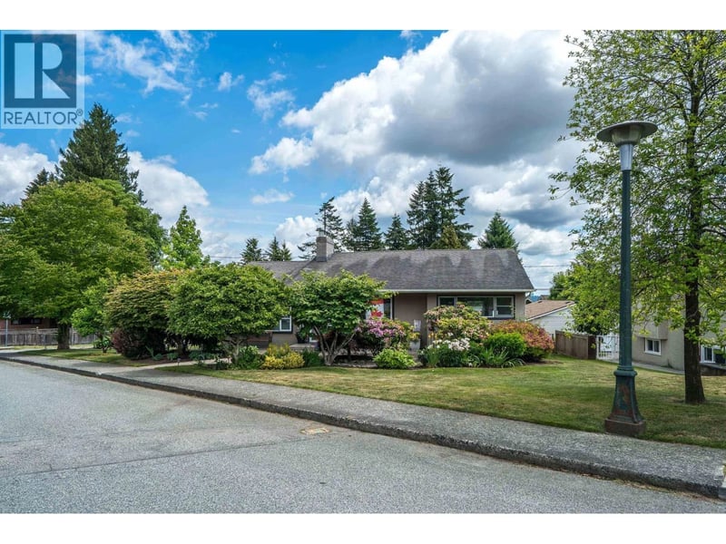 324 CHURCHILL Avenue, New Westminster, British Columbia, V3L4P6, New Westminster, British Columbia — photo 1 of 5