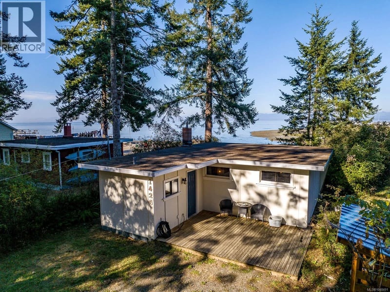 1426 Wilkinson Road, Comox, British Columbia, V9M4B3, Comox, British Columbia — photo 1 of 5