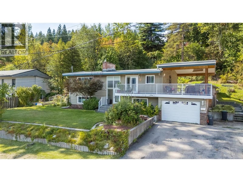 2404 11th Avenue, Castlegar, British Columbia, V1N3A9, Castlegar, British Columbia — photo 1 of 5