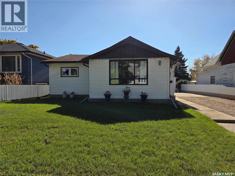 817 Stadacona STREET E, Moose Jaw, Saskatchewan, S6H0K5, Moose Jaw, Saskatchewan — photo 1 of 5