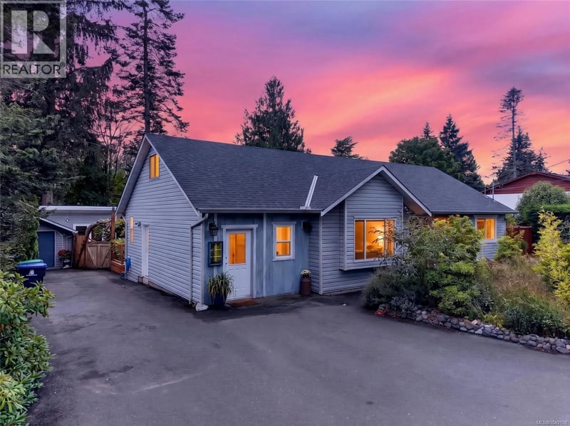 1675 Noel Avenue, Comox, British Columbia, V9M2G4, Comox, British Columbia — photo 1 of 5