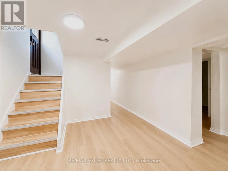 #Lower 39 Commons Drive, Toronto (Tam O'Shanter-Sullivan), Ontario, M1T1E3, Toronto (Tam O'Shanter-Sullivan), Ontario — photo 1 of 5