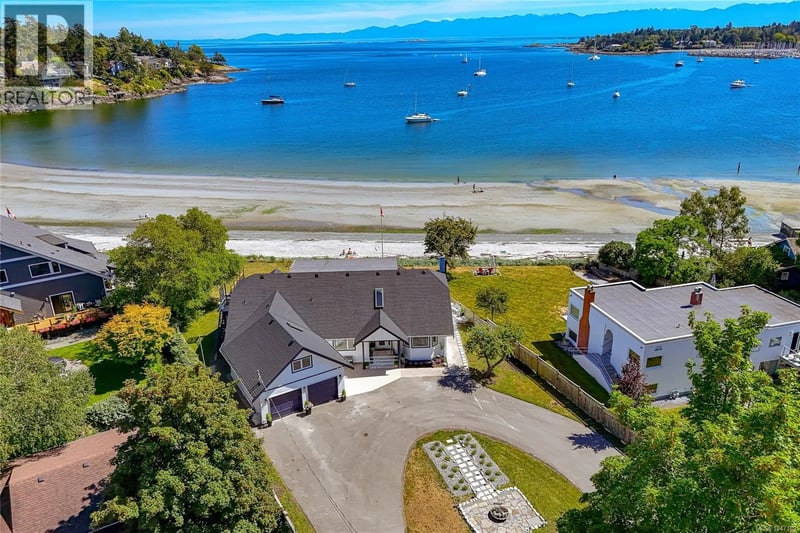 3905B Cadboro Bay Road, Saanich, British Columbia, V8N4G3, Saanich, British Columbia — photo 1 of 5